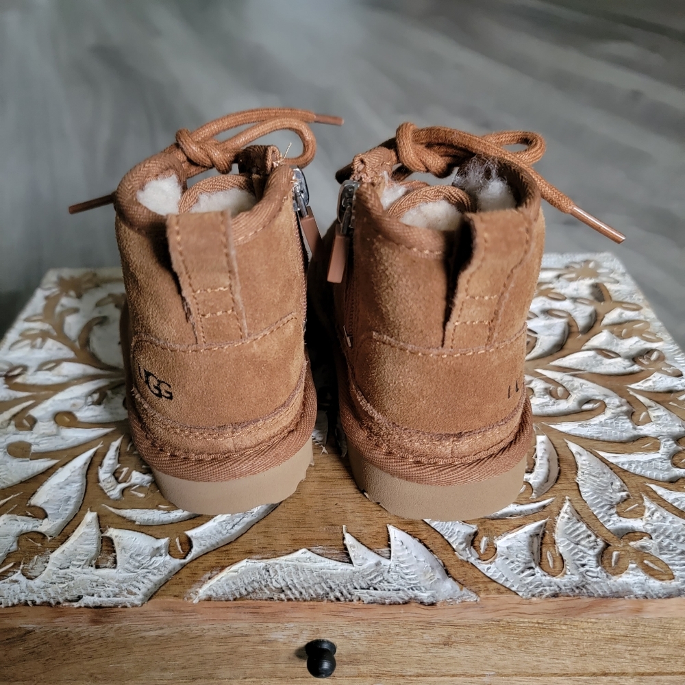 UGG Toddler Neumel Suede Boot - Picture 5 of 10